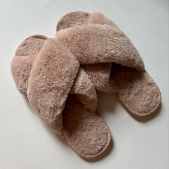 Light pink fuzzy slippers - Picture 2 of 4
